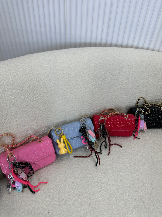 Mini bag in vernice con charms